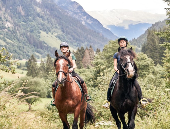 Ausritt in der Nähe vom Familienhotel Feuerstein, dem idealen Ort für Urlaub in den Bergen mit Kindern