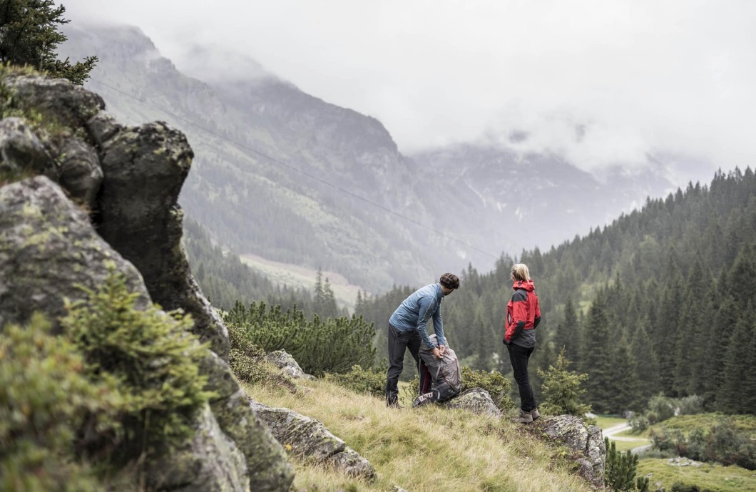 Wandern in der Nähe vom Familienhotel Feuerstein, dem idealen Ort für Urlaub in den Bergen mit Kindern