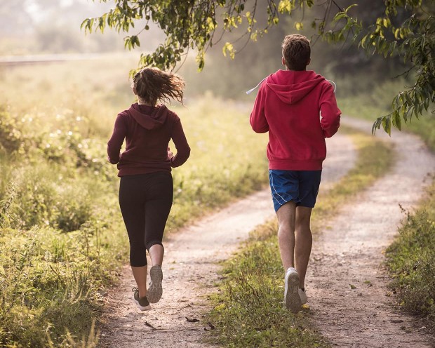 Joggen in der Nähe vom Familienhotel Feuerstein, dem idealen Ort für Urlaub in den Bergen mit Kindern