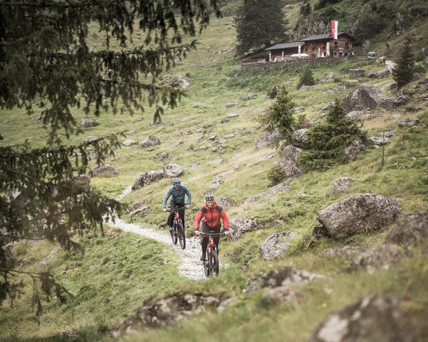 Mountainbiken direkt ab dem Familienhotel Feuerstein, dem idealen Ort für Urlaub in den Bergen mit Kindern