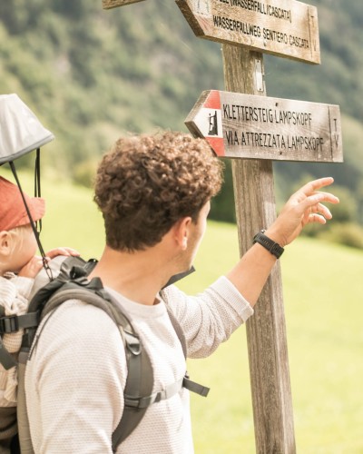 Familienwanderung in der Nähe vom Familienhotel Feuerstein, dem idealen Ort für Urlaub in den Bergen mit Kindern