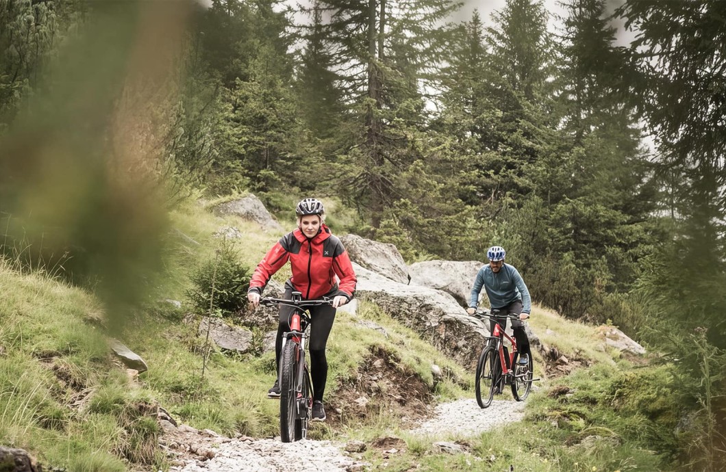 Mountainbiken in der Nähe vom Familienhotel Feuerstein, dem idealen Ort für Urlaub in den Bergen mit Kindern