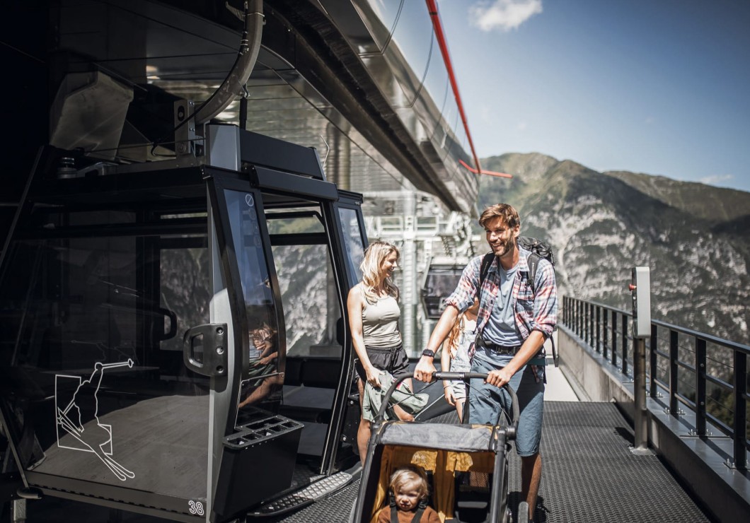 Wandern im Wandergebiet Ladurns in der Nähe vom Familienhotel Feuerstein, dem idealen Ort für Urlaub in den Bergen mit Kindern