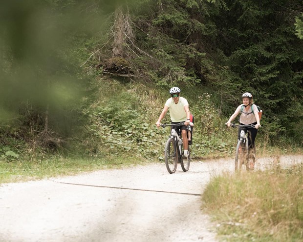 Radtour für Familien direkt ab dem Familienhotel Feuerstein, dem idealen Ort für Urlaub in den Bergen mit Kindern