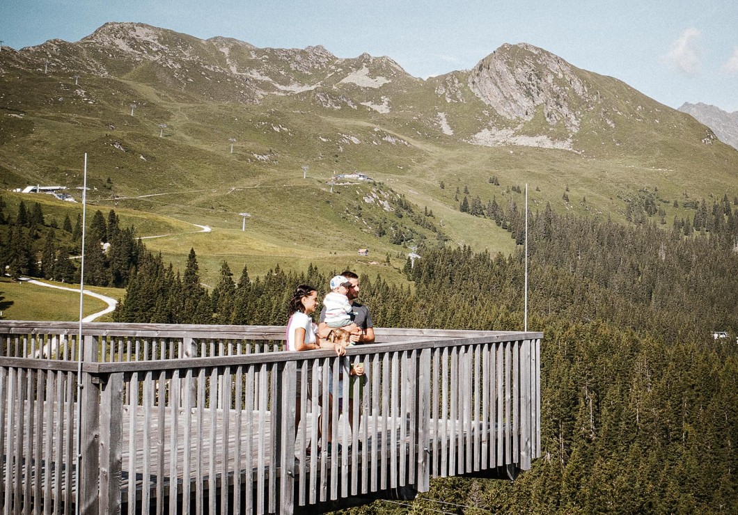 Familie beim Wandern in der Nähe vom Familienhotel Feuerstein, dem idealen Ort für Urlaub in den Bergen mit Kindern