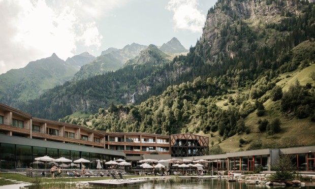 Außenbereich Foto von Feuerstein mit See und im Hintergrund Berge