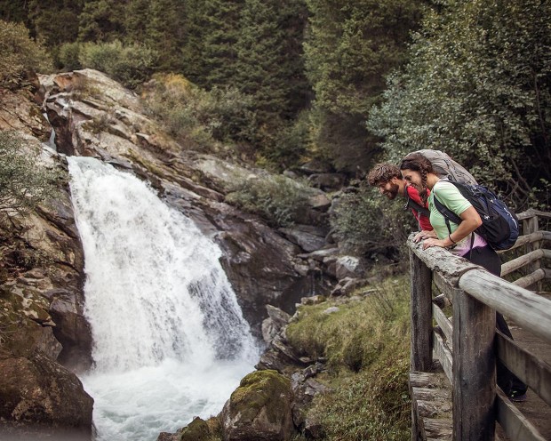 Familienwanderung in der Nähe vom Familienhotel Feuerstein, dem idealen Ort für Urlaub in den Bergen mit Kindern