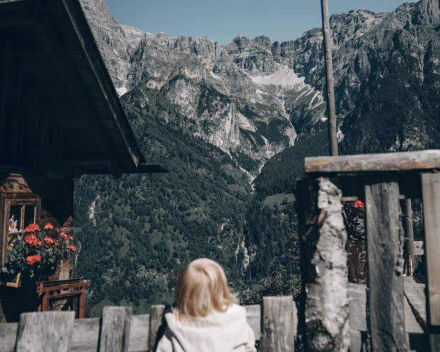 Kind auf Almhütte in der Nähe vom Familienhotel Feuerstein, dem idealen Ort für Urlaub in den Bergen mit Kindern