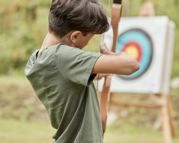 Teenie beim Bogenschießen