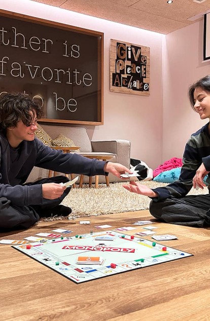 Kinder spielen Brettspiele im Teenie-Room