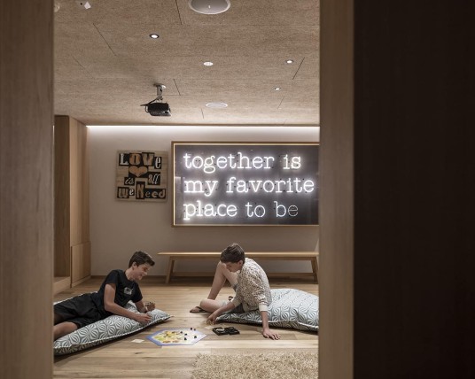 Zwei Teenager spielen im Teenieroom