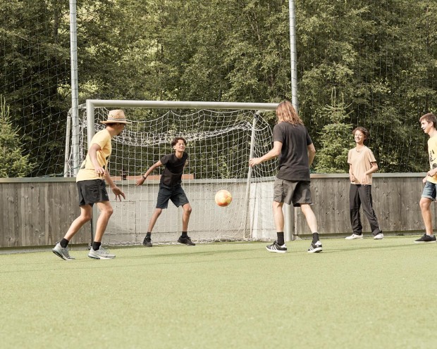Kinder spielen Fußball auf dem Fußballplatz