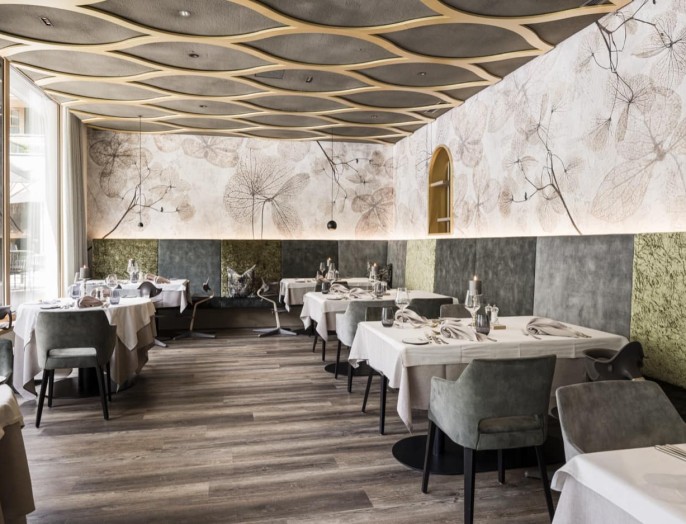 Moderner Speisesaal im Familienhotel Feuerstein in Südtirol