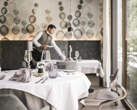 Speisesaal im Familienhotel Feuerstein in Südtirol