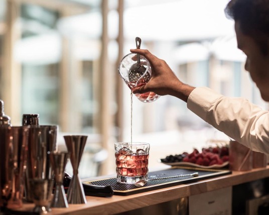 Gute Drinks an der Bar im Familienhotel Feuerstein in Südtirol