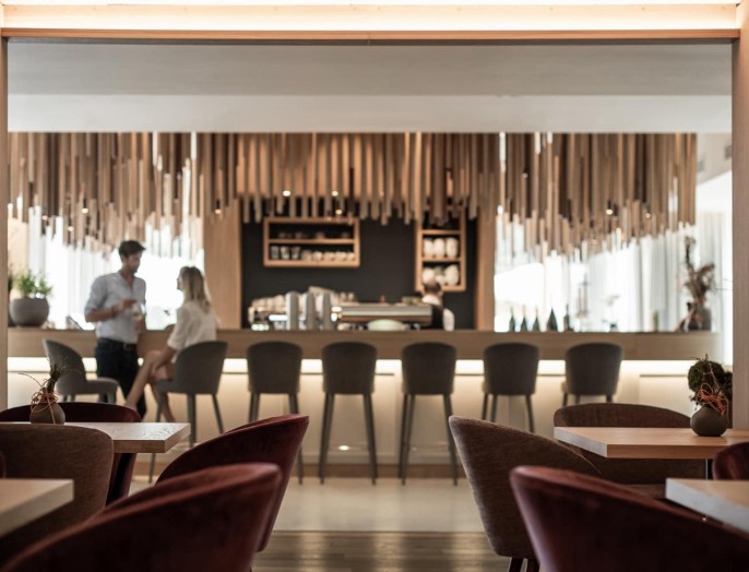 Die stylische Bar im Familienhotel Feuerstein in Südtirol
