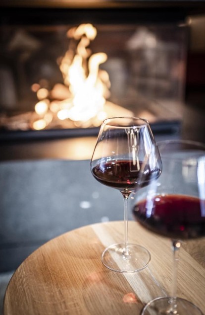 Ein Glas Wein genießen im Familienhotel Feuerstein in Südtirol