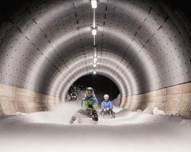 Nachtrodeln in der Nähe vom Familienhotel Feuerstein, dem idealen Ort für einen Familienurlaub in den Bergen