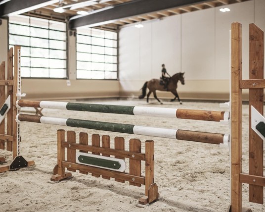 Reiten in der Reithalle vom Familienhotel Feuerstein, dem idealen Ort für einen Familienurlaub in den Bergen