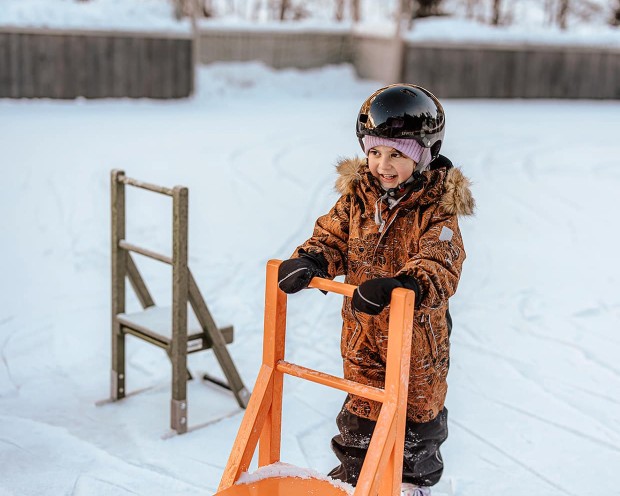 Eislaufen im Garten vom Familienhotel Feuerstein, dem idealen Ort für einen Familienurlaub in den Bergen