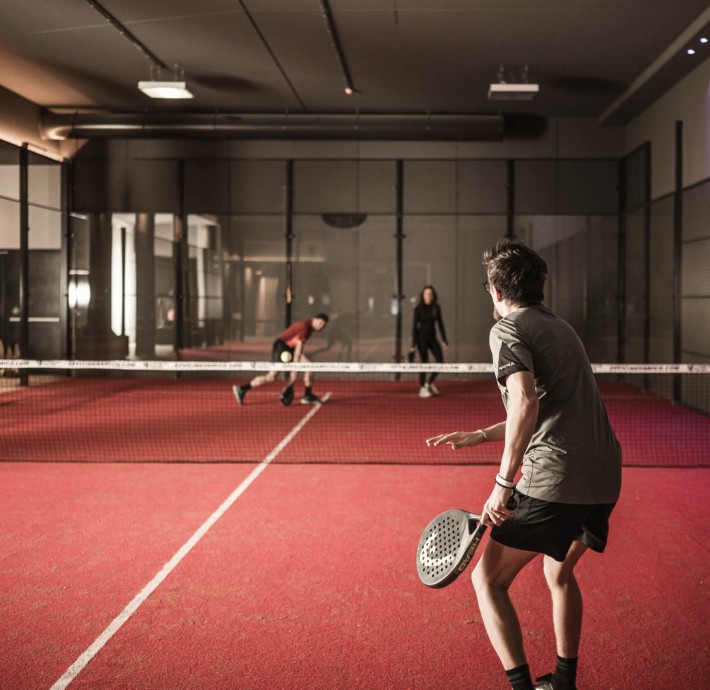 3 Personan auf Paddel-Feld spielen Paddel