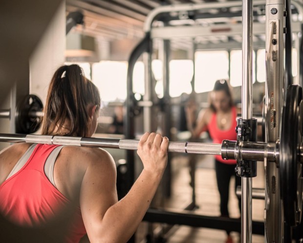 Sport im bestens ausgestatteten Fitnessraum des Yoga-Hotel Feuestein in Südtirol
