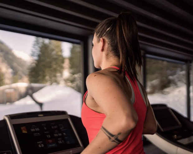 Laufen im Fitnessraum des Yoga-Hotel Feuerstein in Südtirol