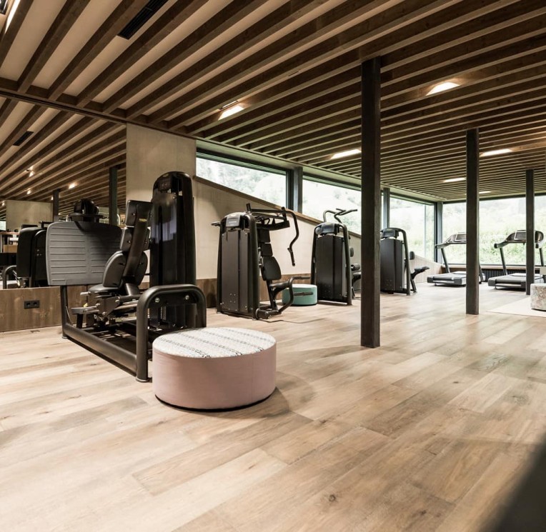 Der große und helle Fitnessraum im Yoga-Hotel Feuerstein in Südtirol