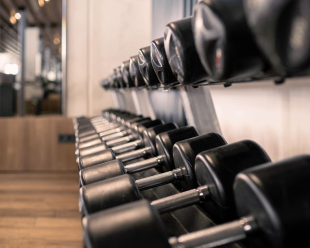 Einblick in den bestens ausgestatteten Fitnessraum des Yoga-Hotel Feuerstein in Südtirol