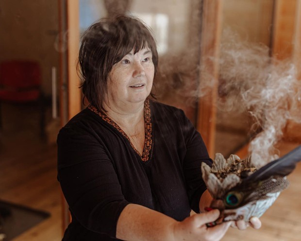 Kräuterpädagogin Brigitta bei der Räuchermeditation im Yoga-Hotel Feuerstein in Südtirol