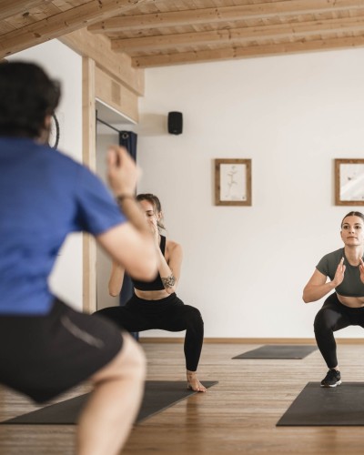 2 Frauen machen mit Trainer Squats