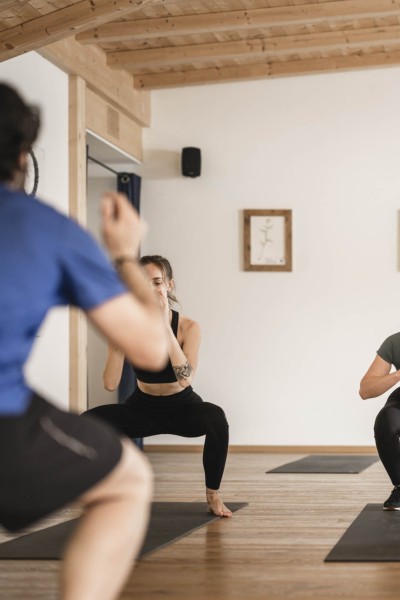 2 Frauen machen mit Trainer Squats