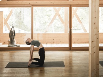 Frau macht Dehnübungen im Yoga-Raum