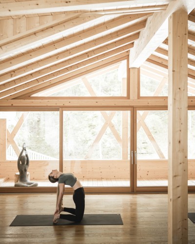 Frau macht Dehnübungen im Yoga-Raum