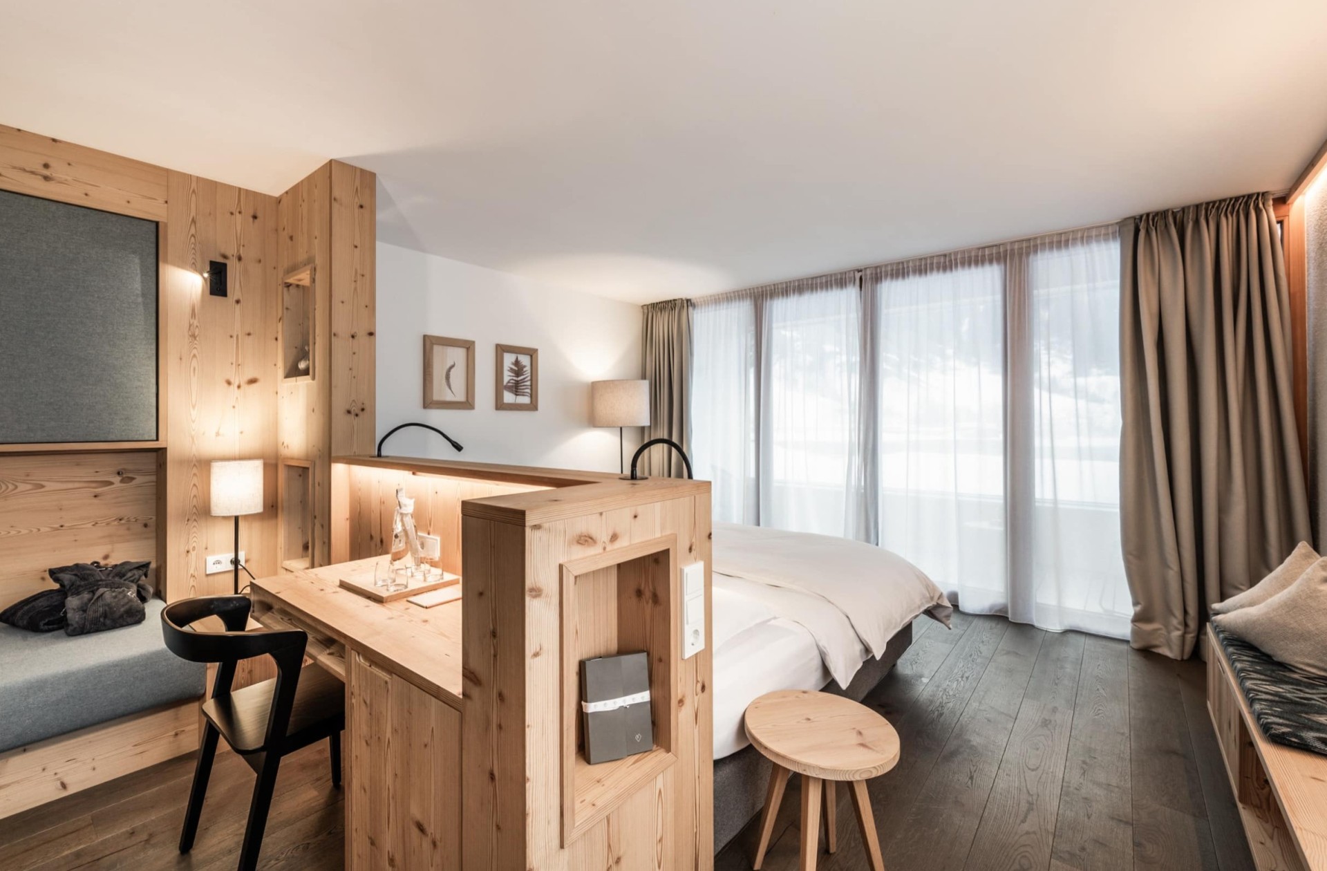 Doppelzimmer Glimmer mit Schreibtisch und Doppelbett mit Sicht zum Balkon