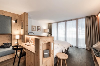 Doppelzimmer Glimmer mit Schreibtisch und Doppelbett mit Sicht zum Balkon