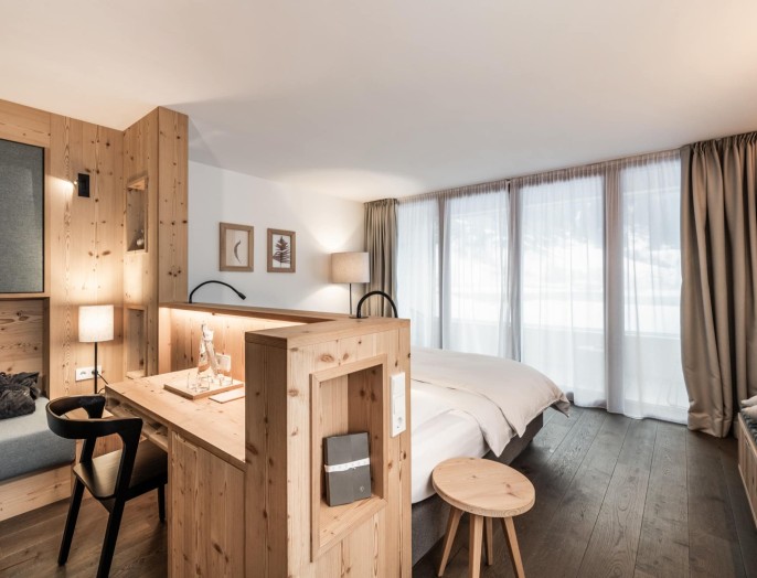 Doppelzimmer Glimmer mit Schreibtisch und Doppelbett mit Sicht zum Balkon
