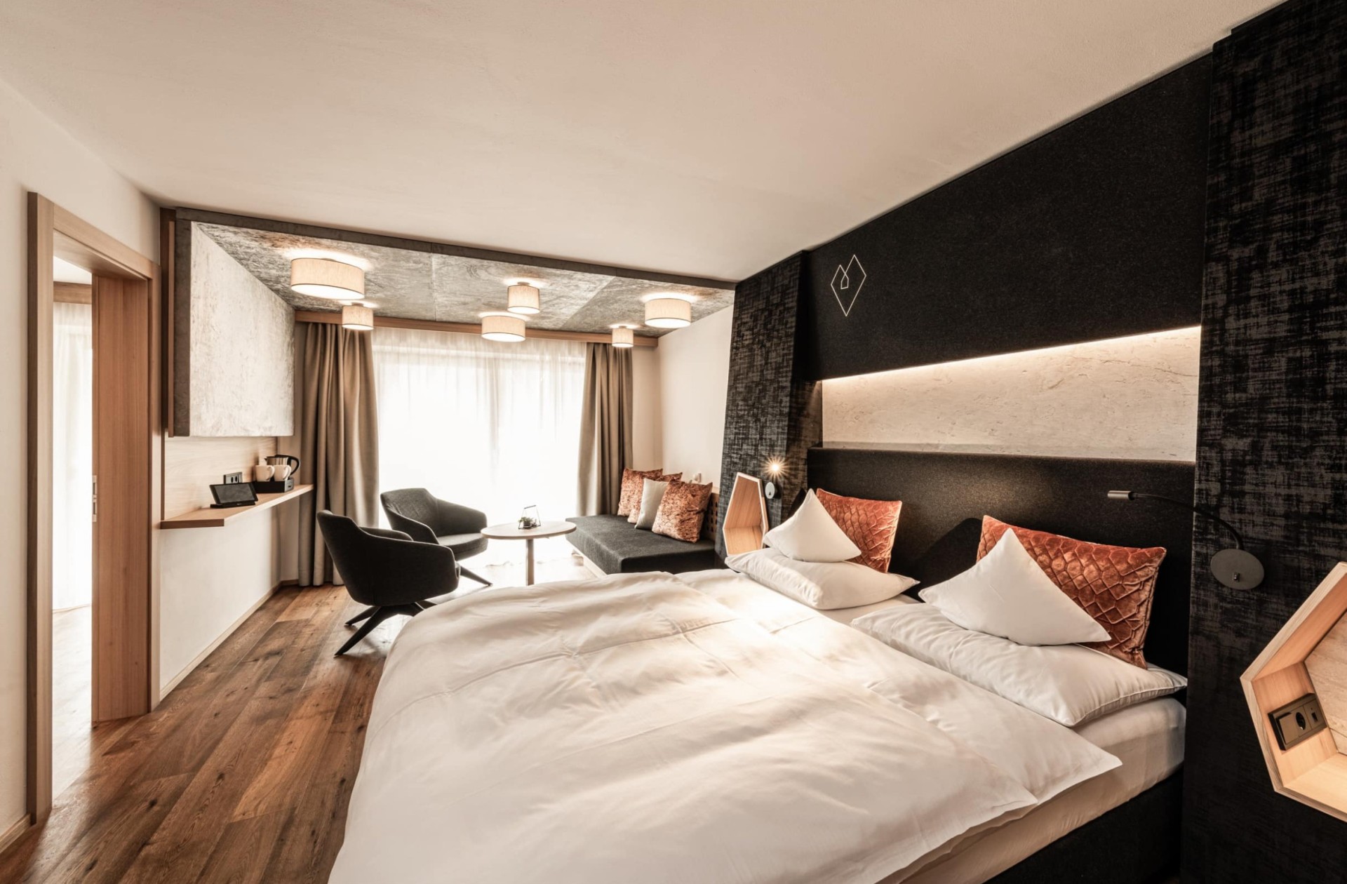 Doppelbett, Couch und kleiner runder Tisch mit 2 Stühlen