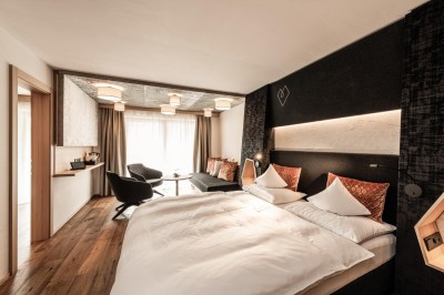 Doppelbett, Couch und kleiner runder Tisch mit 2 Stühlen