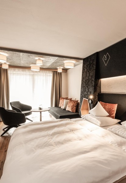 Doppelbett, Couch und kleiner runder Tisch mit 2 Stühlen