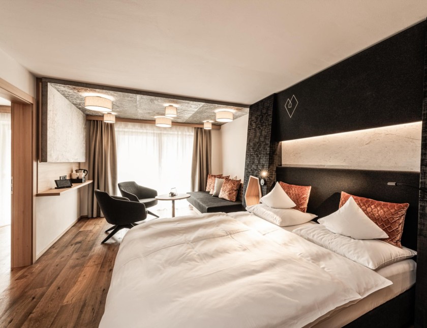 Doppelbett, Couch und kleiner runder Tisch mit 2 Stühlen