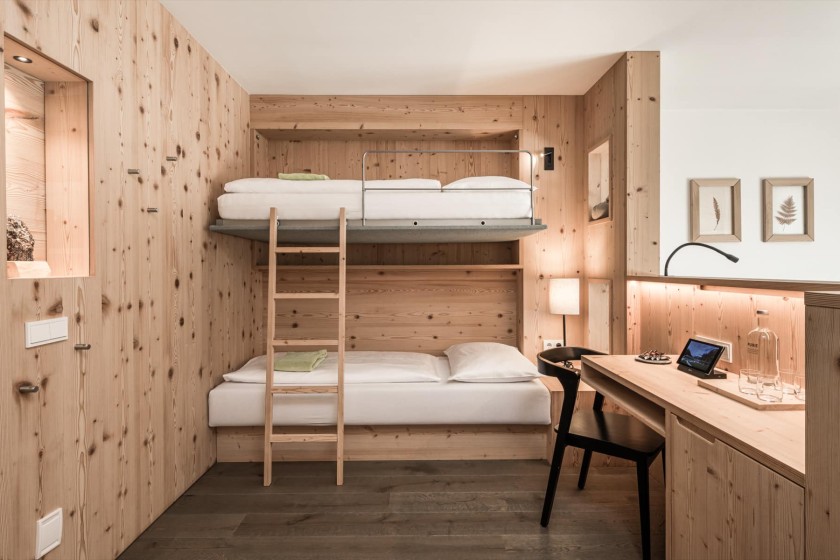 Stockbett verbunden durch Holzleiter