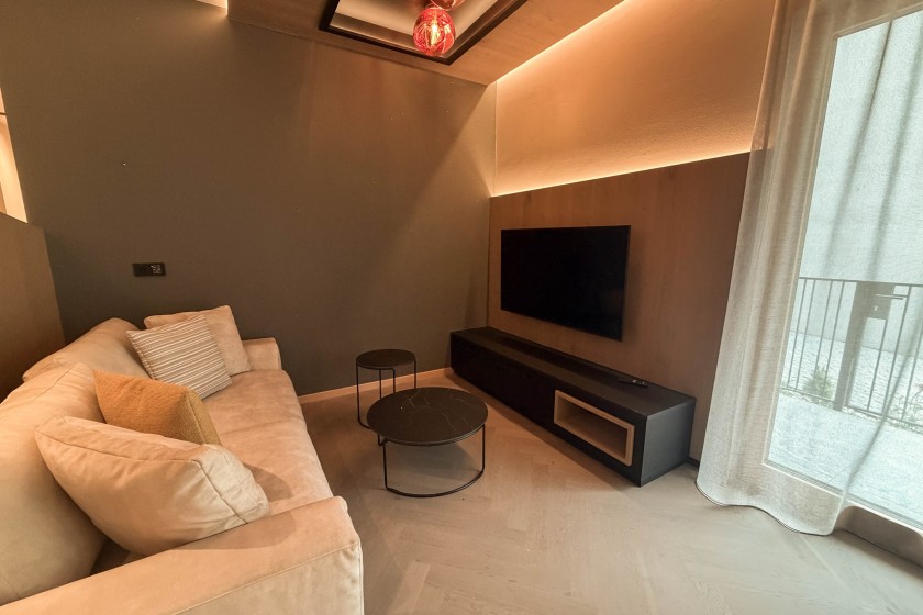 Wohnzimmerecke mit Sofa, Sofatisch und Fernseher