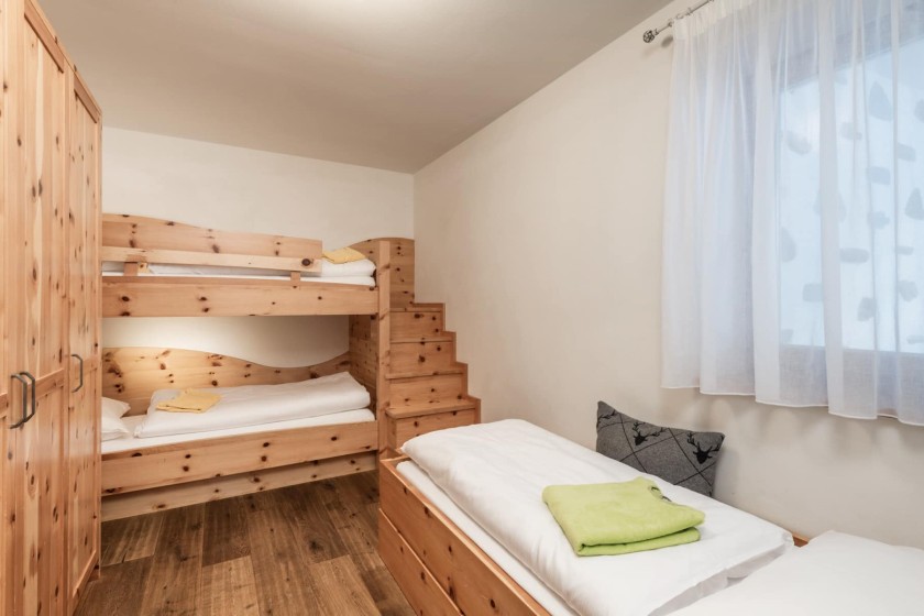 Kinderzimmer mit Stockbett und ein Einzelbett