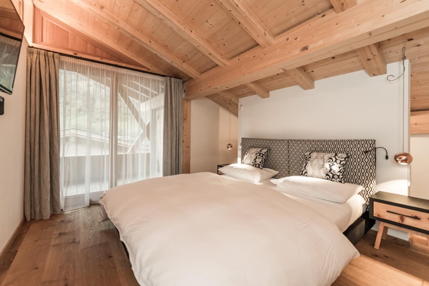 Doppelbett im Penthouse mit Balkontür