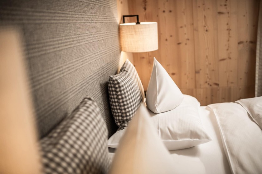 3 Kissen auf einer Seite des Doppelbetts