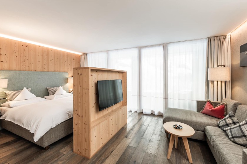 Doppelbett mit Fernseher und Couch auf Rückseite