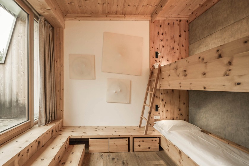 Kinderzimmer mit Stockbett und Zugang zum Balkon