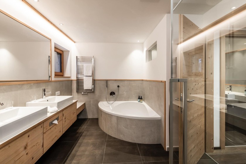 Badezimmer mit Badewanne und Dusche