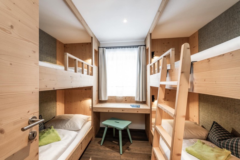 2 Stockbetten mit insg. 4 Betten und ein Fenster